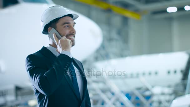 Geschäftsmann am Telefon Flugzeugwartungsterminal — Stockvideo