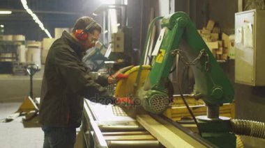 Kereste fabrikası işçisi daire testere ile kesme ahşaptır.