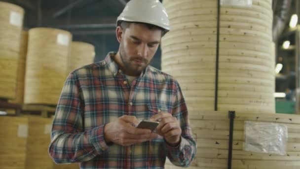 Trabalhador está usando um computador tablet no armazém da fábrica de madeira . — Vídeo de Stock