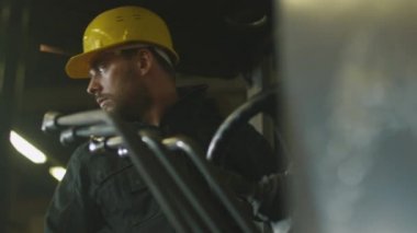 Forklift operatörü kereste fabrikası depoda sürüş.