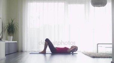 Genç kadının evde Fitness oturma odasında yapması