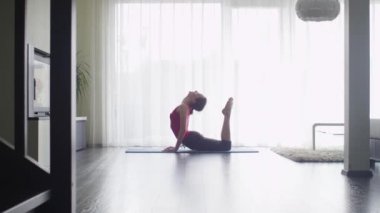 Genç kadının evde Fitness oturma odasında yapması