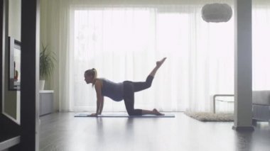 Genç hamile kadının evde fitness oturma odasında yapması.