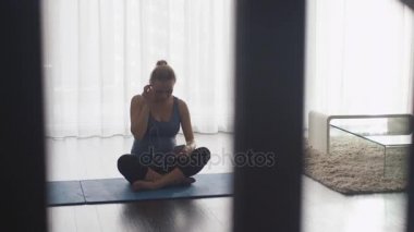 Akarsu ve dinleme genç hamile kadın müzik ve evde oturma odasında rahatlatıcı. 