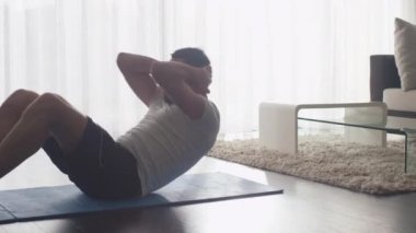 Yakışıklı adam evde oturma odasında egzersiz.