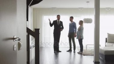 Emlakçı yeni daire çift için gösterir. Kadın hamile olduğunu.