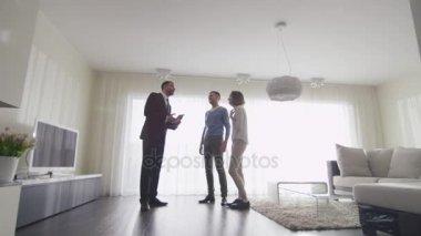 Emlakçı yeni daire çift için gösterir. Kadın hamile olduğunu.