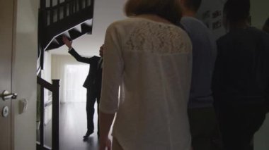 Emlakçı yeni daire çift için gösterir. Kadın hamile olduğunu.