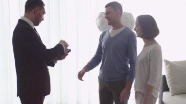 Emlakçı yeni daire çift için gösterir..