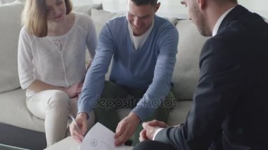 Mutlu aile Emlakçı ile sözleşme imzalama.