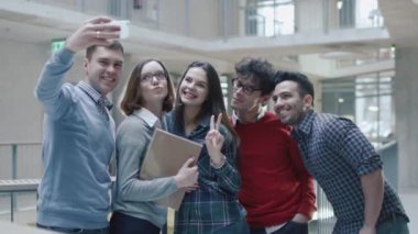 Grup genç çok etnik gruptan oluşan öğrenci bir üniversitede selfie resimler yapıyoruz.