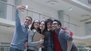 Grup genç çok etnik gruptan oluşan öğrenci bir üniversitede selfie Fotoğraflar yapıyoruz.