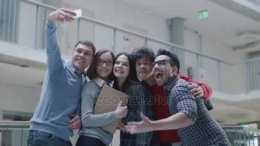 Grup genç çok etnik gruptan oluşan öğrenci bir üniversitede selfie Fotoğraflar yapıyoruz.