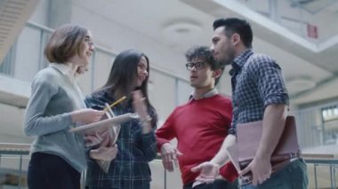 Grup genç çok etnik gruptan oluşan öğrenci üniversite lobisinde sohbet yaşıyorsanız.