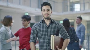 Genç bir erkek öğrenci üniversite koridorunda portresi.