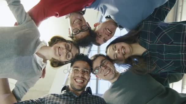 Gruppo multietnico di giovani studenti felici sono in piedi in un cerchio e guardando verso il basso la fotocamera . — Video Stock