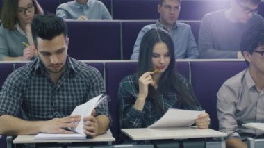 Kalem ve bir kolaj sınıf ders sırasında gazetelerde öğrencilerle görüntüleri.