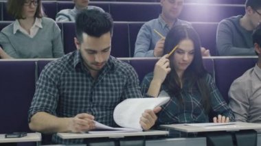 Kalem ve bir kolaj sınıf ders sırasında gazetelerde öğrencilerle görüntüleri.