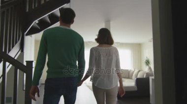 Mutlu bir çift yeni bir ev yürüyüş ve evin çevresinde arıyorsunuz.