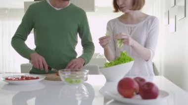 Mutlu çift evde mutfakta sağlıklı gıda hazırlama.