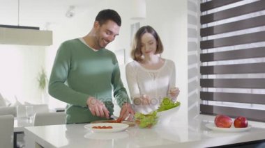 Mutlu çift evde mutfakta sağlıklı gıda hazırlama.
