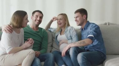 Arkadaşlar evde kanepede oturan ve bir komik konuşma. 