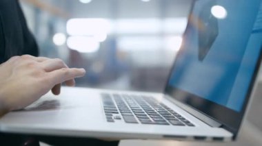 Fabrika işçisi kask içinde an mühendislik bilgisayar yazılımı ile bir dizüstü bilgisayar kullanarak.