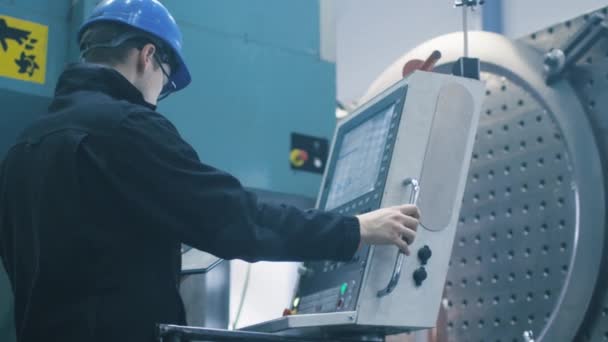 Factory worker is programming a CNC milling machine with a tablet computer. — Stock Video