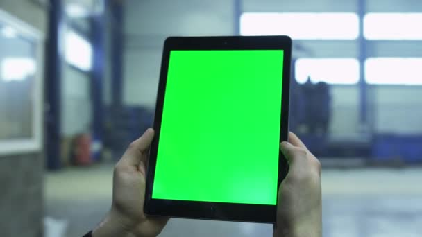 Hosszúság-ból egy tabletta-val zöld modell képernyő gyár ipari környezetben. — Stock videók