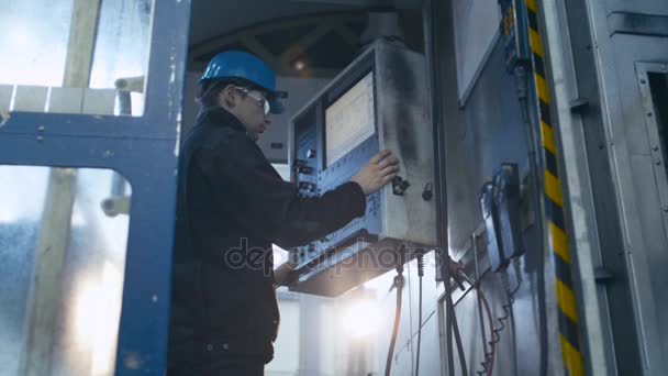 重工業の労働者は工場でコントロール パネルのコンピューターを使用しています。. — ストック動画