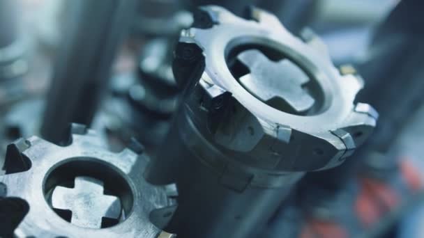 Close-up beelden van boren en andere industrie frezen van apparatuur in een fabriek. — Stockvideo