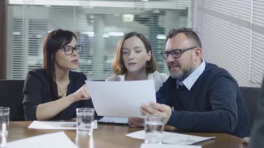 Takım çalışanlarının Toplantı salonunun içinde bir konuşma yaşıyorsanız.