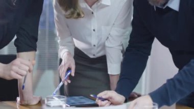 Bir grup çalışan toplantı odasında sohbet ediyorlar..