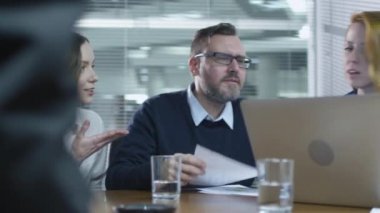 Takım çalışanlarının Toplantı salonunun içinde sohbet yaşıyorsanız. Kadın bir dizüstü bilgisayar kullanarak.