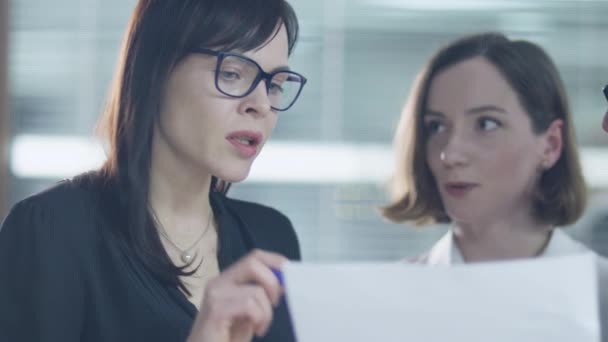 Equipe de funcionários está tendo uma conversa na sala de reuniões . — Vídeo de Stock