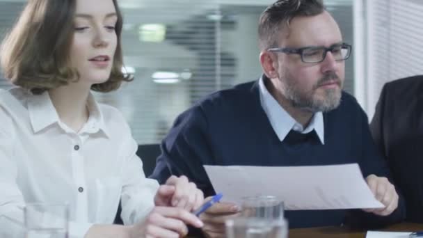Equipo de empleados está teniendo una conversación en la sala de reuniones . — Vídeos de Stock