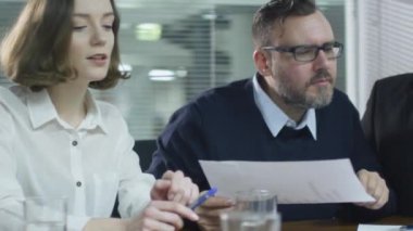 Takım çalışanlarının Toplantı salonunun içinde bir konuşma yaşıyorsanız.