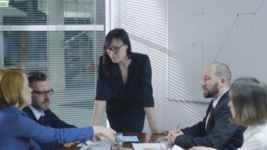 Takım çalışanlarının Toplantı salonunun içinde bir konuşma yaşıyorsanız.