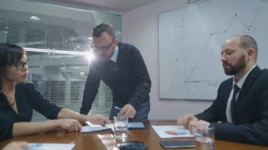 Çalışan bir sunu için bir takım bir toplantı odasında oturuyorsun meslektaşlarının yapıyor.