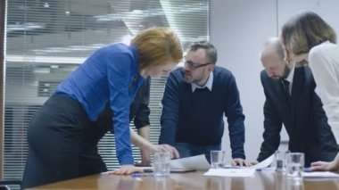 Çalışan bir sunu için bir takım bir toplantı odasında oturuyorsun meslektaşlarının yapıyor.