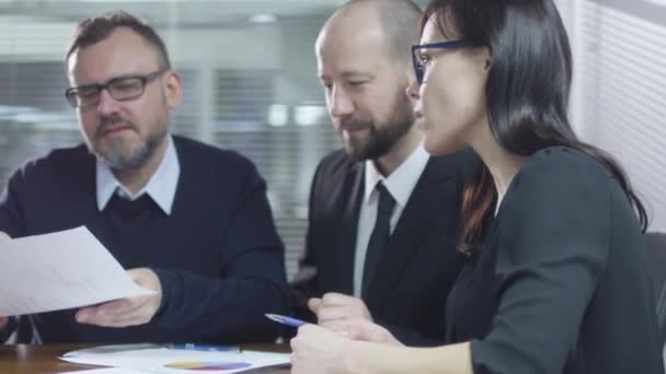 Equipe de funcionários está tendo uma conversa na sala de reuniões . — Vídeo de Stock