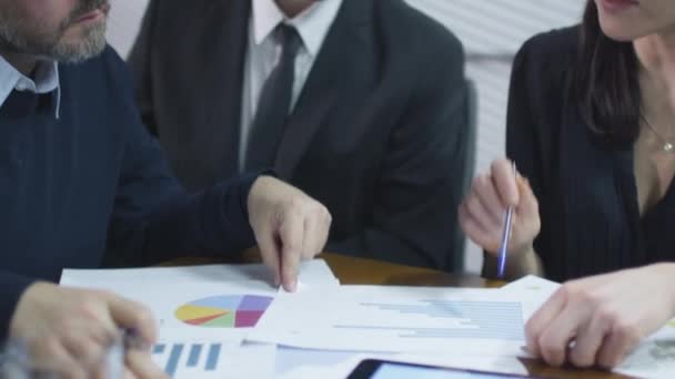 Grupo de funcionários estão conversando na sala de reuniões . — Vídeo de Stock