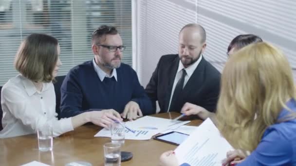 Equipo de empleados está teniendo una conversación en la sala de reuniones . — Vídeos de Stock