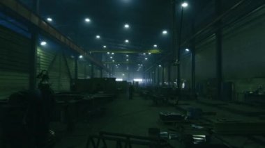 Ağır sanayi fabrikası işçileri ve uçan Timelapse görüntülerini kıvılcım.