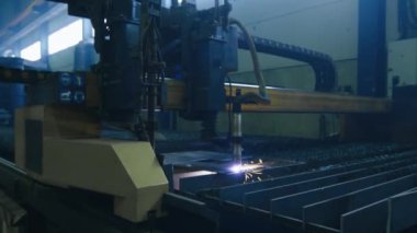 CNC Plazma kesim ağır sanayi fabrikası metal nesneleri kesme.
