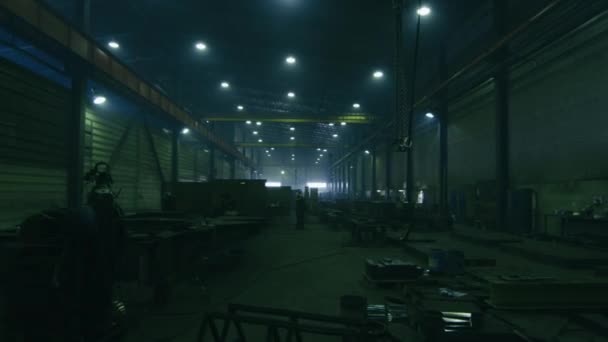 Timelapse кадри заводу важкої промисловості з робітниками та літаючими іскрами . — стокове відео