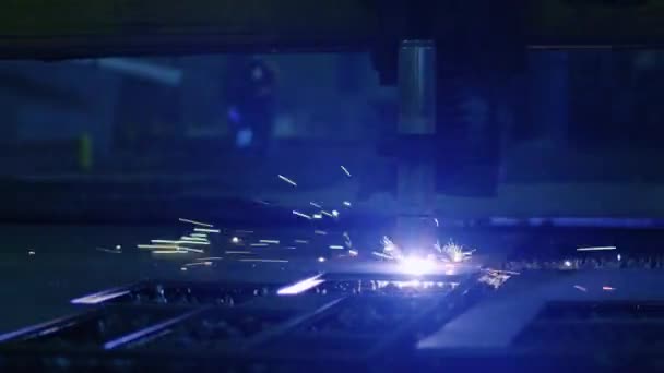 Imágenes de cerca de un cortador de plasma CNC que está cortando objetos metálicos en una fábrica de la industria pesada . — Vídeos de Stock