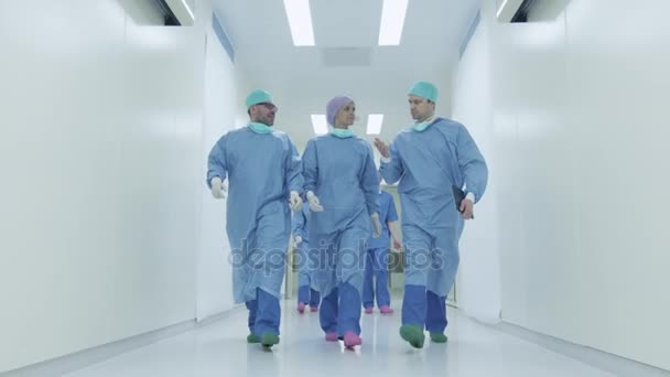 Team di medici e infermieri che attraversano l'ospedale — Video Stock