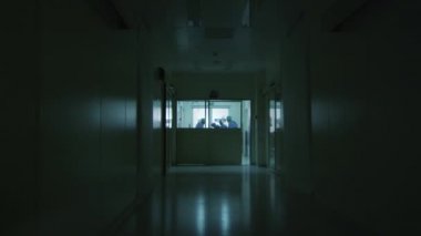 Hastane Acil durum ekibi sedye hasta ile hastane salon taşıyan