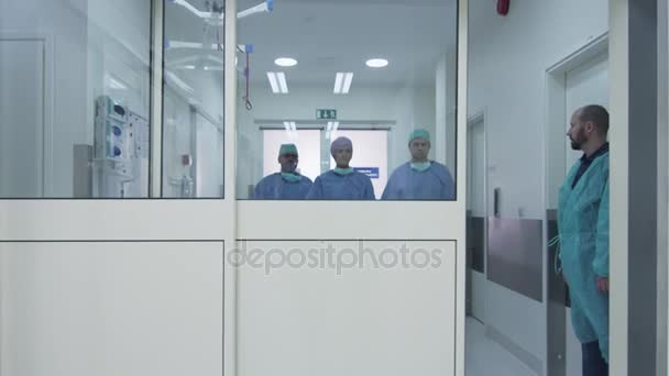 Zespół lekarzy i pielęgniarek, idąc przez szpital — Wideo stockowe